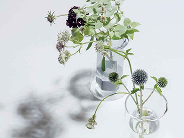 【POSH LIVING】ガラス製フロートベースに美しく活けられた切り花の花束