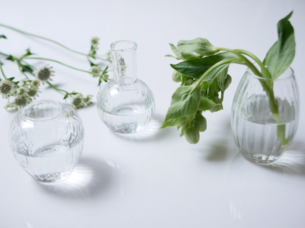 リューズガラスの花瓶に花束が飾られています