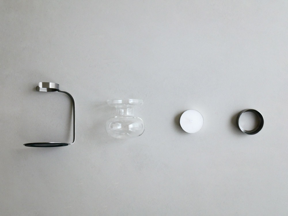 銀色ステンレス製アロマオイルウォーマーとガラスカップ