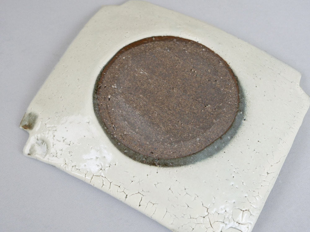南窯ブランドの銀色隅切菓子皿。手作業で作られた日本製のディッシュウェア。