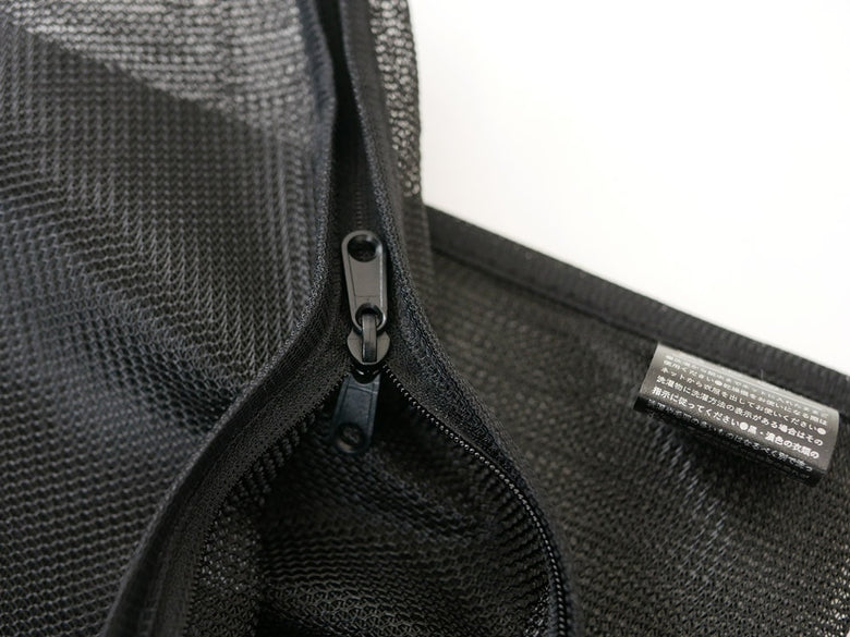 サラサデザインのリバーシブルランドリーネット。グレーとシルバーのメッシュ素材にレザーストラップが付いたデザイン。