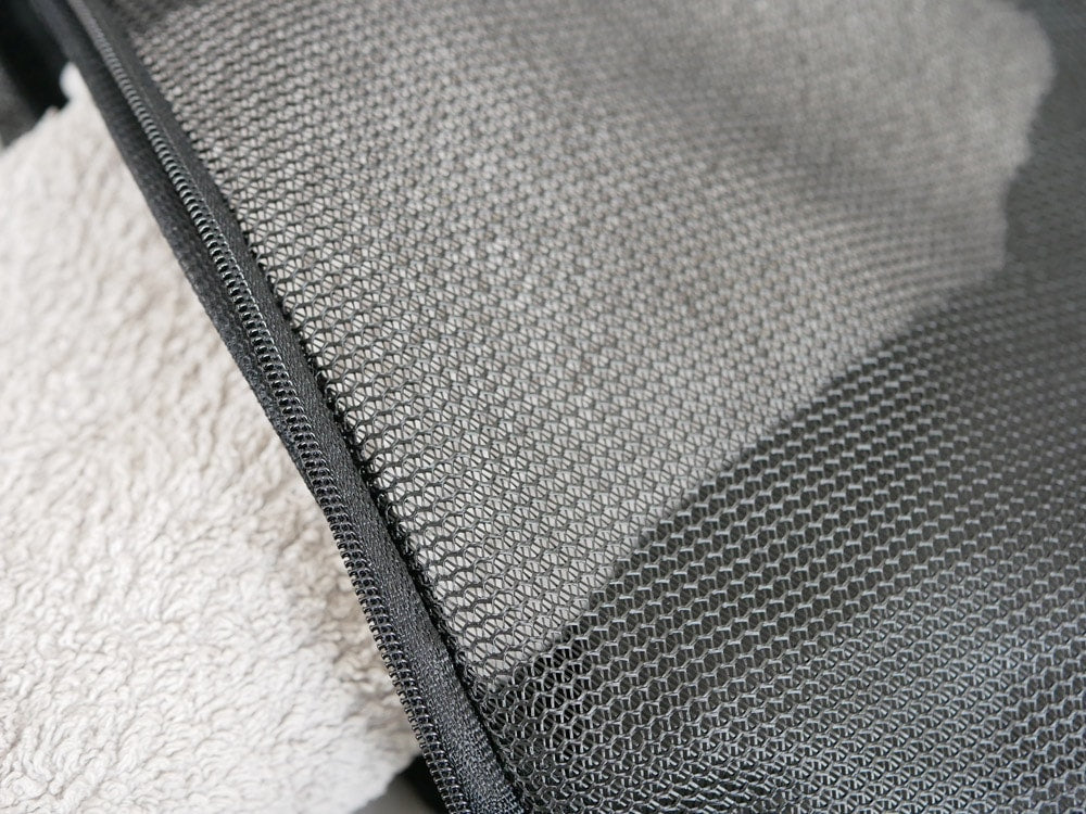 【sarasa design/サラサデザイン】グレーとシルバーのメッシュ素材を使用したバッグタイプのランドリーネット