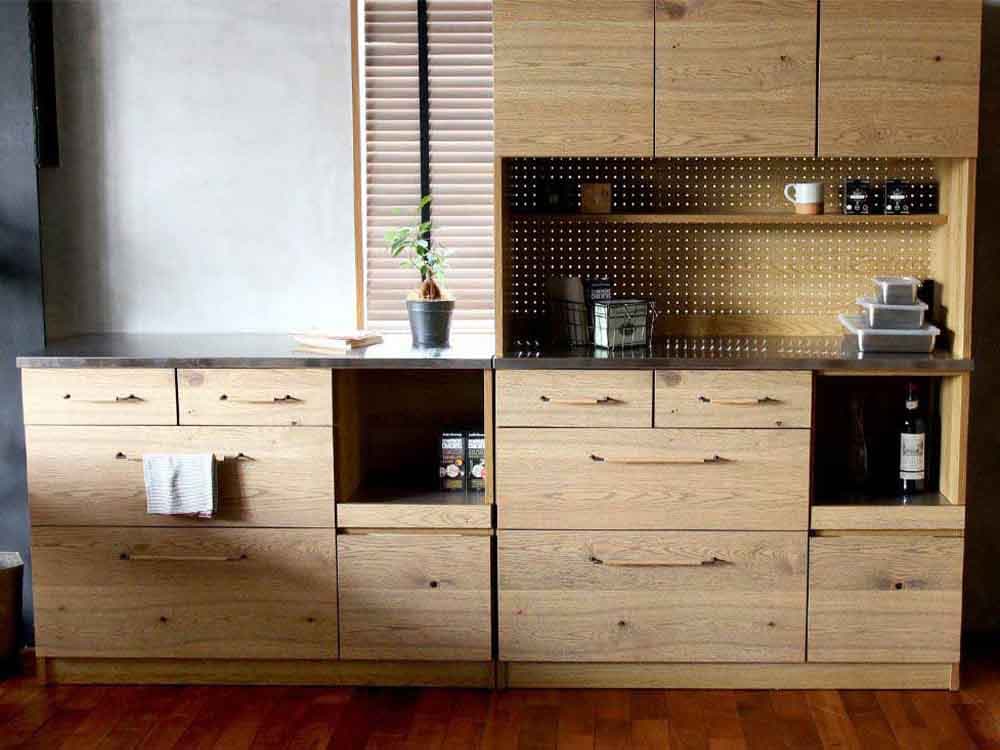 無垢材とステンレスのキッチンボード、引き出し付き