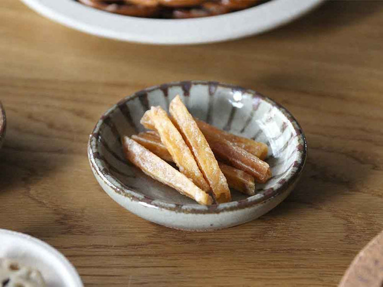 手作り陶器のアデペシュOTOHA豆皿に盛られた食事