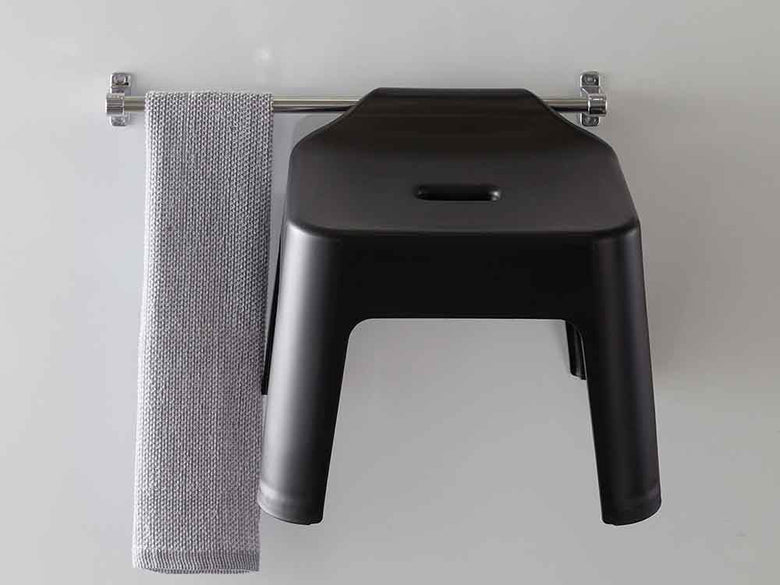 灰色のプラスチック製バススツール