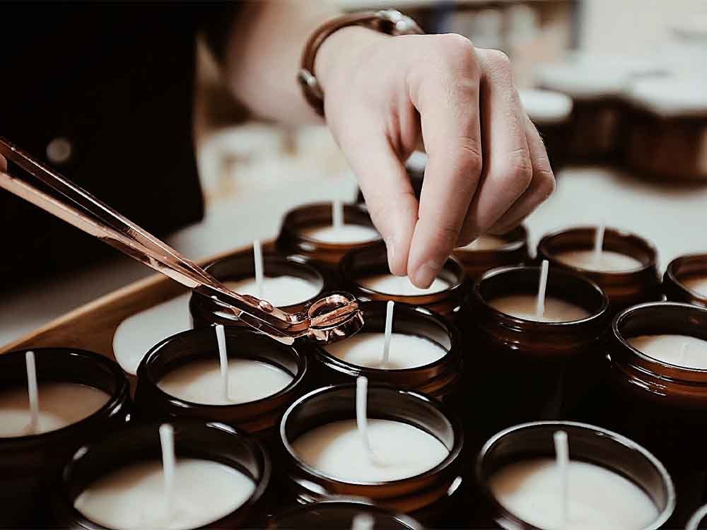 炎を灯したFARIBOLESアロマキャンドル