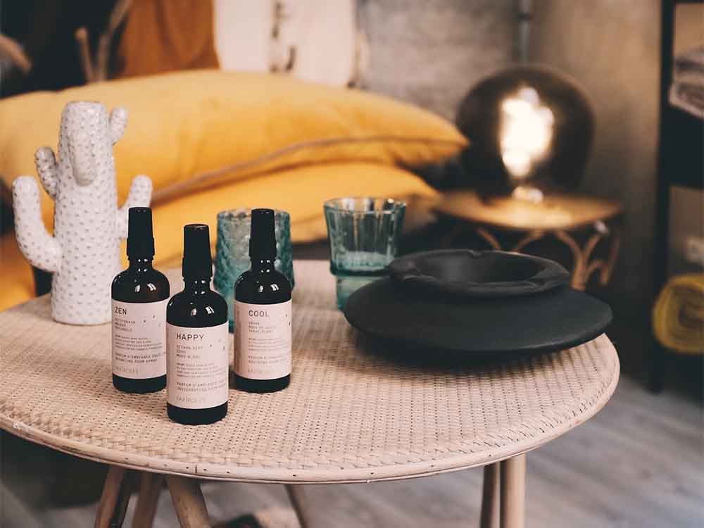 FARIBOLESバランシングルームミストと食器が並ぶ静物