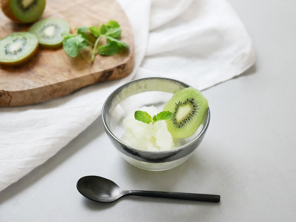 DULTONグラステーブルウェアのオーボボウルにキウイとデザート