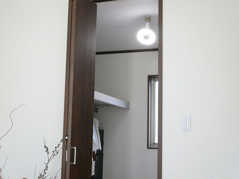 室内の天井に取り付けられたスリーアップ人感センサーLEDファン