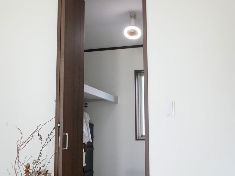 室内天井に取り付けられたグレーのLED照明器具