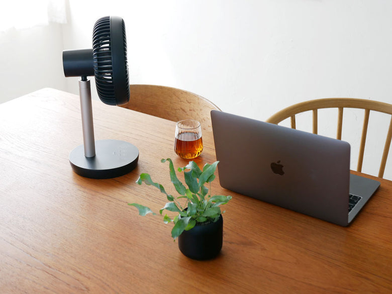 THREEUPの充電式スマートファンがデスク上に置かれている