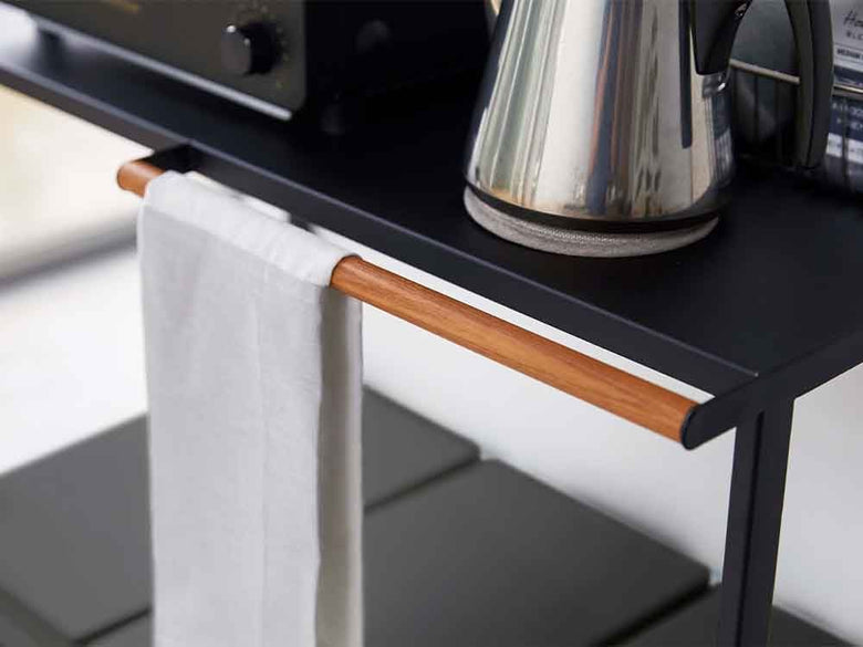 タワーの伸縮ゴミ箱ラックにカップやティーカップが並ぶ