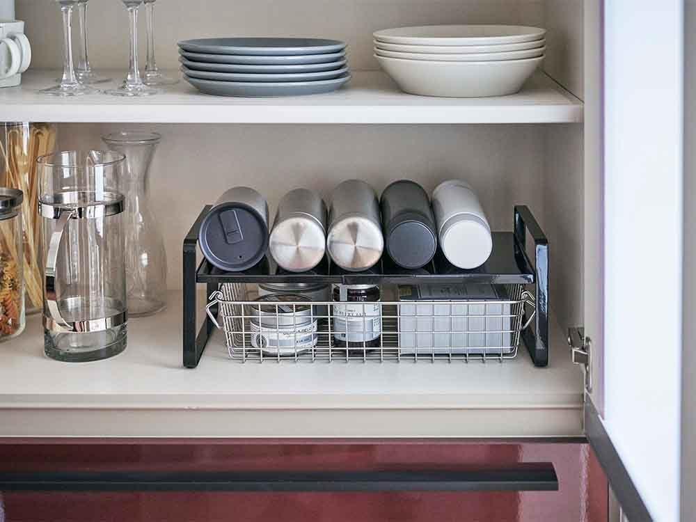 タワー2段伸縮収納ラックがキッチン棚に配置されている