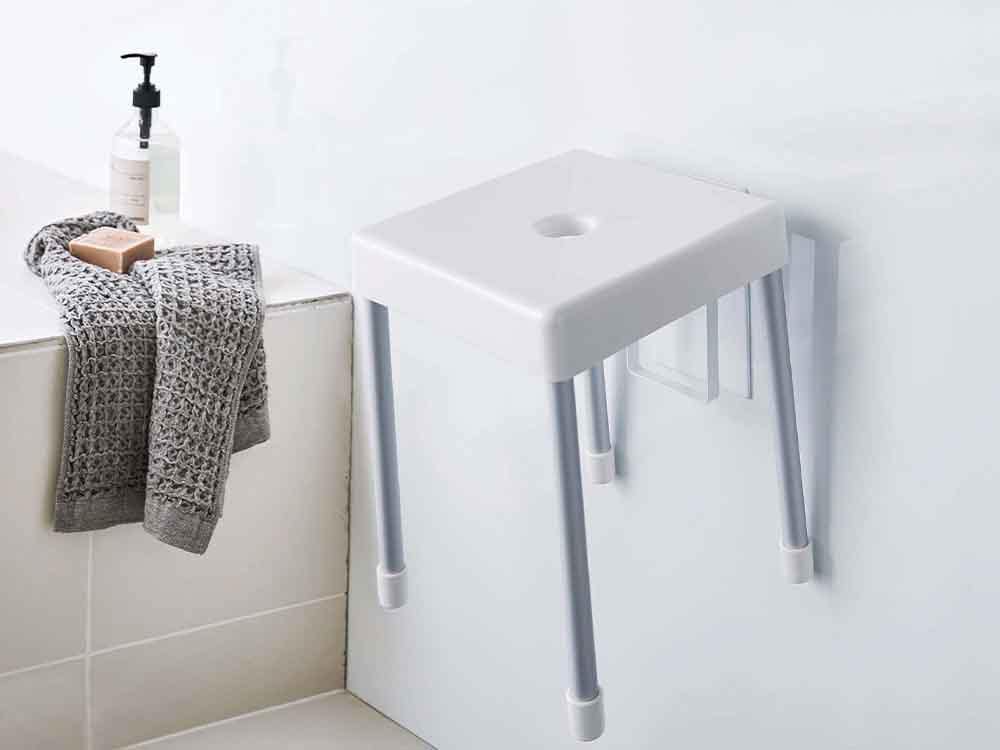 白い浴室の洗面台と蛇口