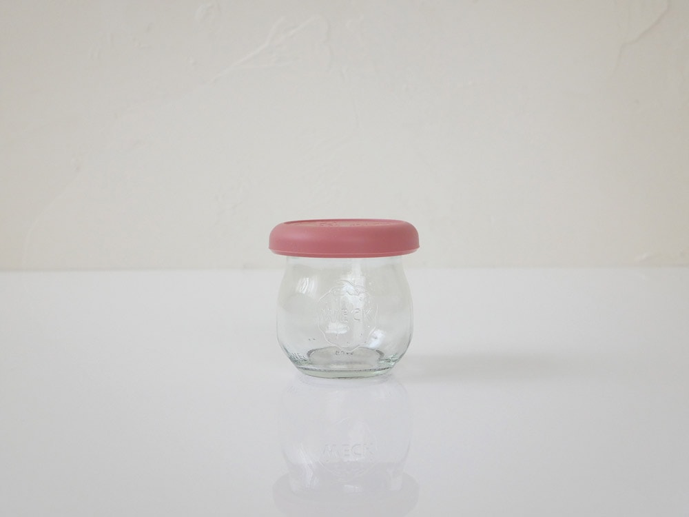 ピンクのプラスチック製メイソンジャーとシリコンキャップ