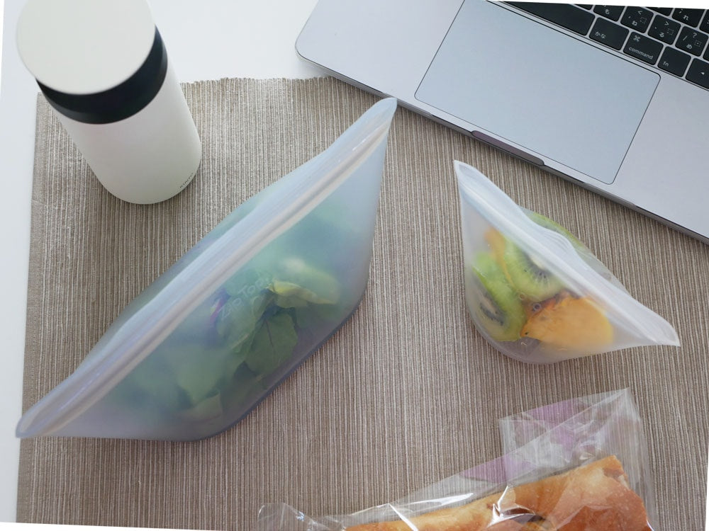 Zip Topブランドのプラチナシリコーン製ディッシュに盛られた果物と野菜