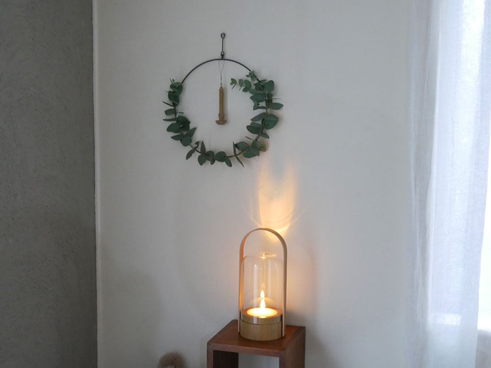 キャンドルと燭台、花瓶の静物写真