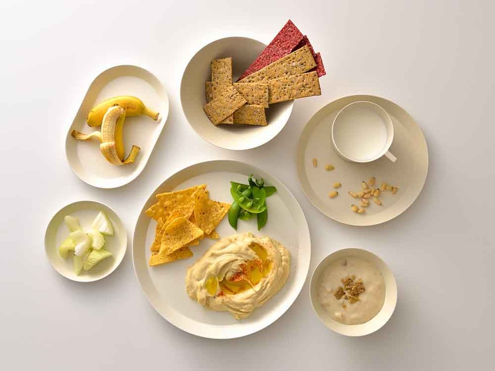 竹製メラミンの楕円形プレートにクラッカー