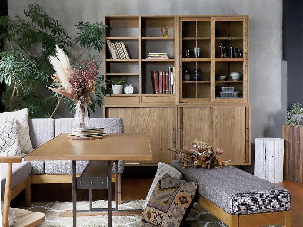 アデペシュcadealブックケースがリビングに配置された室内