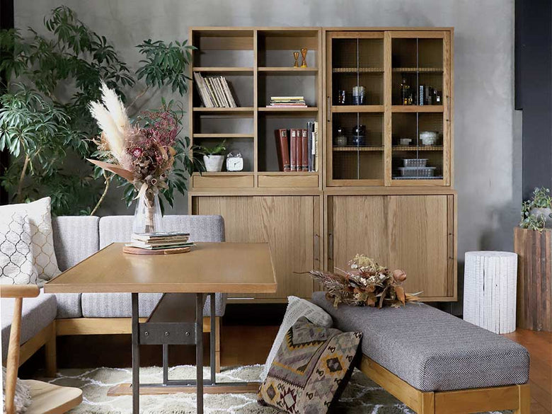 リビングに配置されたadepecheのcadeal木製ブックケース