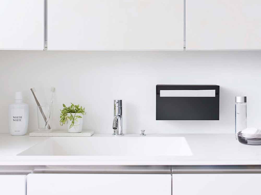 シルバーのキッチンシンクと蛇口が置かれたカウンター