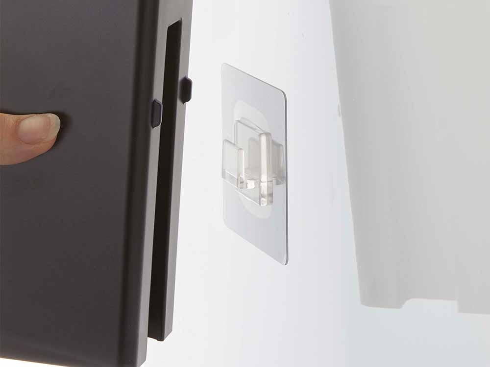 タワーのフィルムフックツーウェイディスペンサーが壁に設置されている