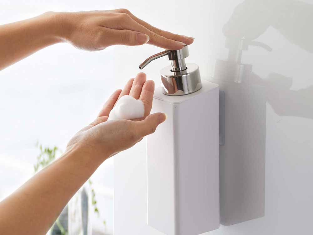 フィルムフック付きソープディスペンサーが洗面台に設置されている