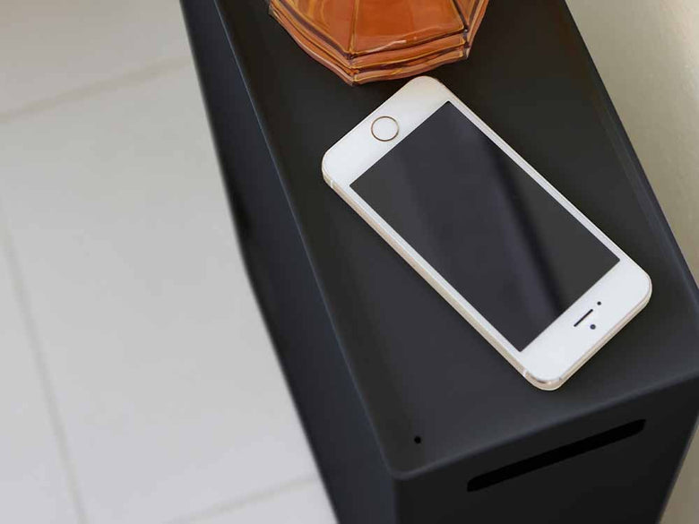 YAMAZAKIブランドのタワー製トイレットペーパーストッカー。粉体塗装されたスチール製で、幅約23cm、高さ約48cm。最大8ロールのトイレットペーパーを収納可能な収納ボックス。