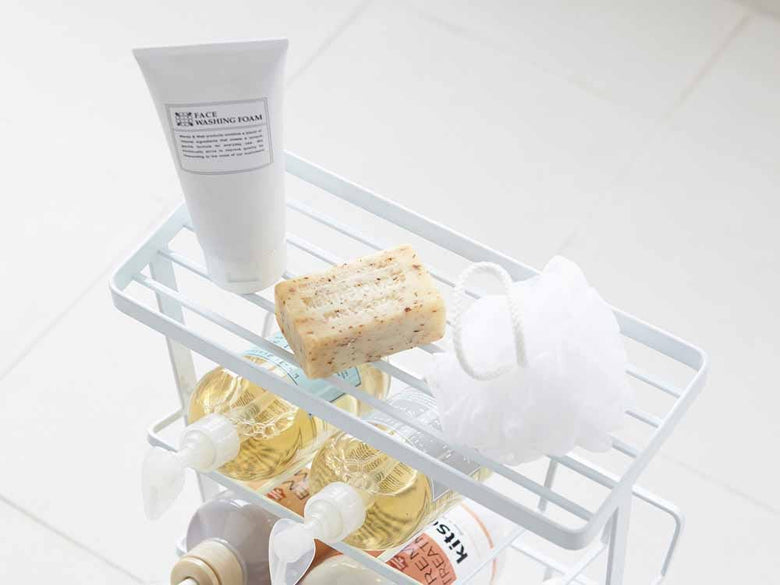 YAMAZAKI/tosca製タワー型バスボトルラック。スチール素材で複数の棚があり、ボトルやソープディスペンサーを整理できる家庭用収納ラック。