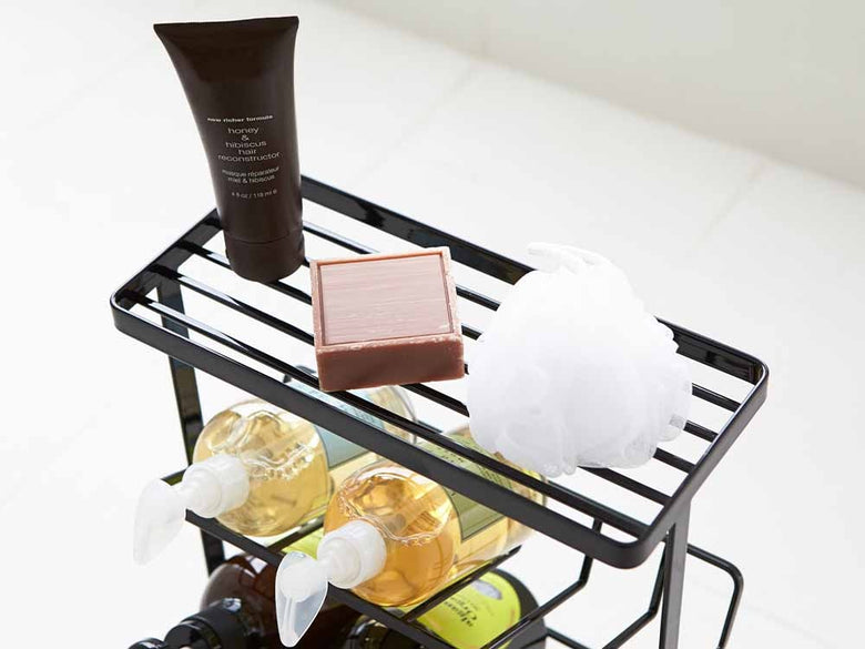 スチール製のYAMAZAKI/toscaブランドタワー型バスボトルラック。高さ約44cmの多段棚でガラスやプラスチック製のボトルを整理収納可能。