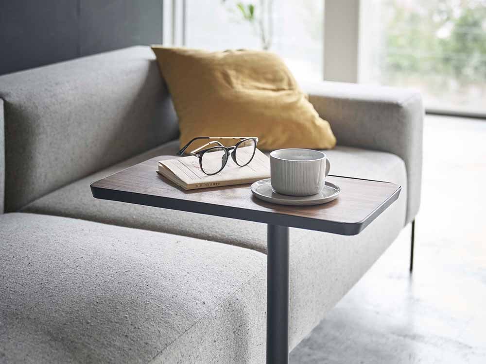 YAMAZAKIタワー差込みサイドテーブルとソファが配置されたリビング