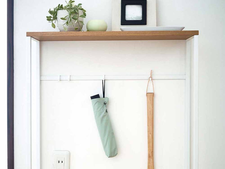 ヤマザキタワーコンソールテーブルと衣類ハンガー