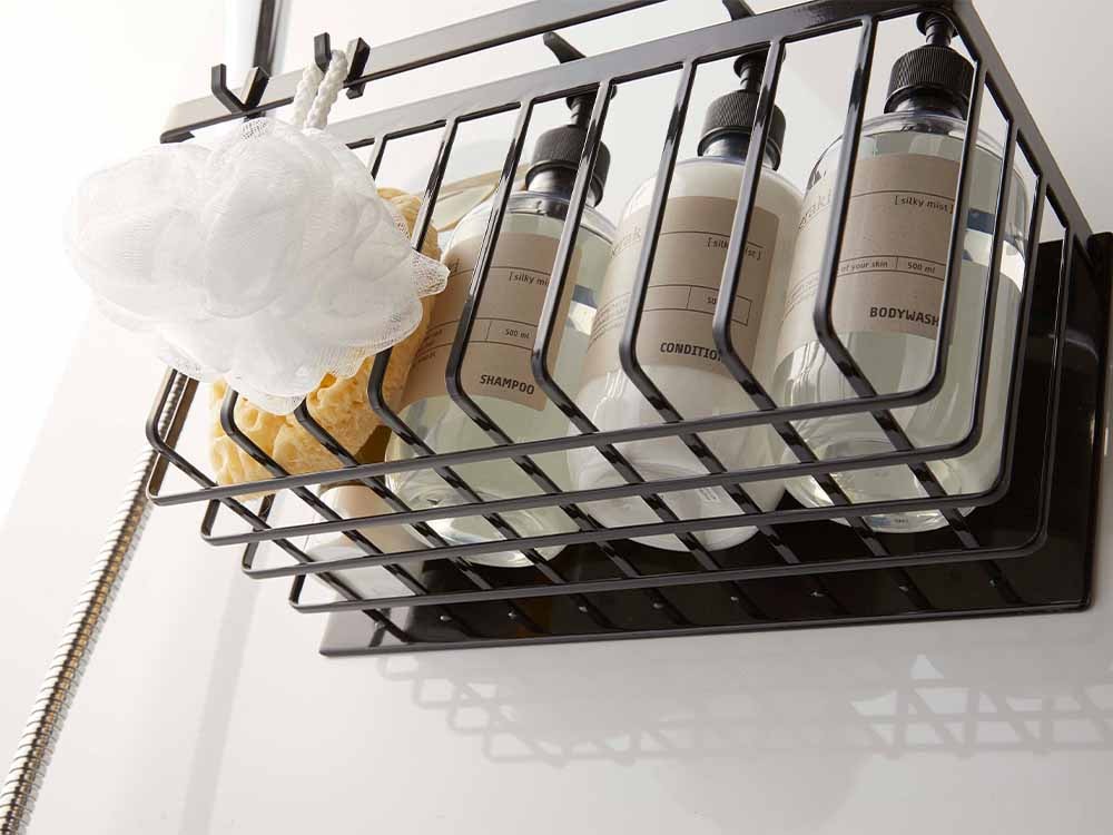 キッチンの棚に置かれたガラス瓶と調理器具