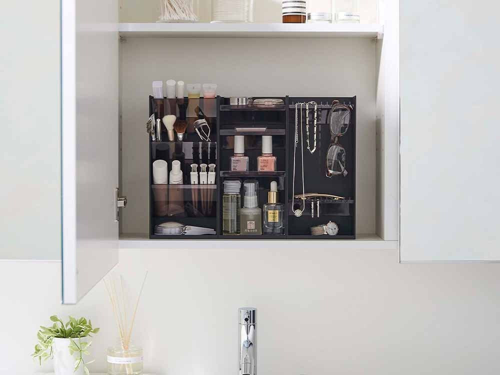 Yamazakiタワーの4段コスメ収納ケースが棚に並んでいる