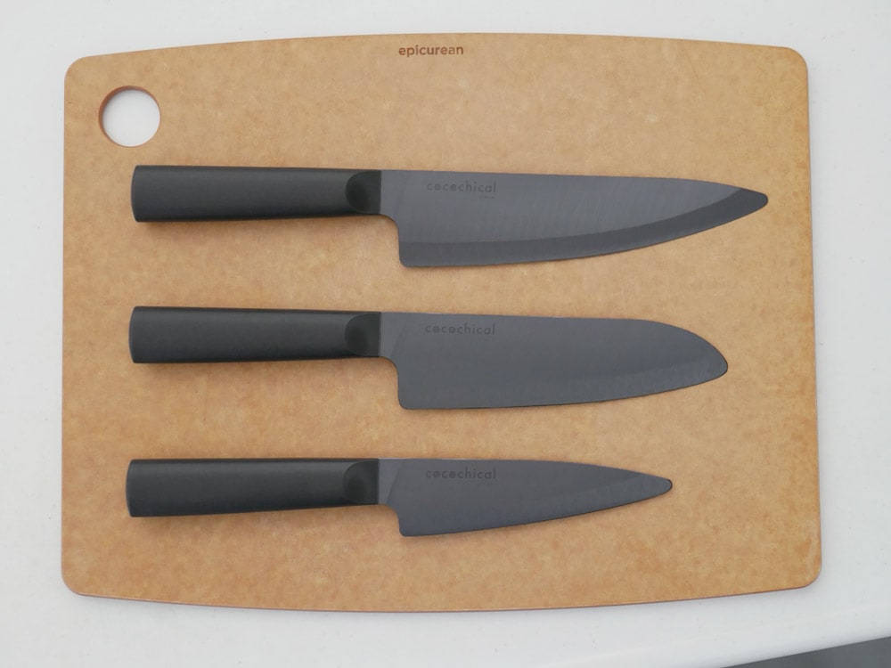 KYOCERA/京セラのココチカルシリーズ、ファインセラミック刃とプラスチックハンドルを持つキッチン用ナイフセット