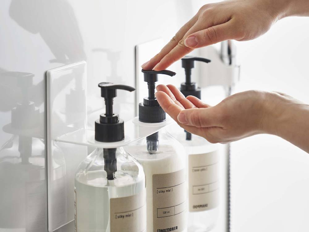 シンクに取り付けられたタワーマグネットディスペンサーホルダー