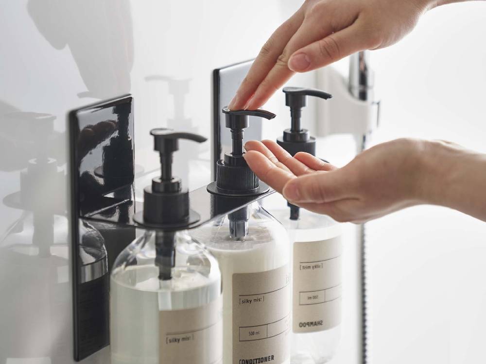 洗面台に設置されたタワー型マグネットソープディスペンサー