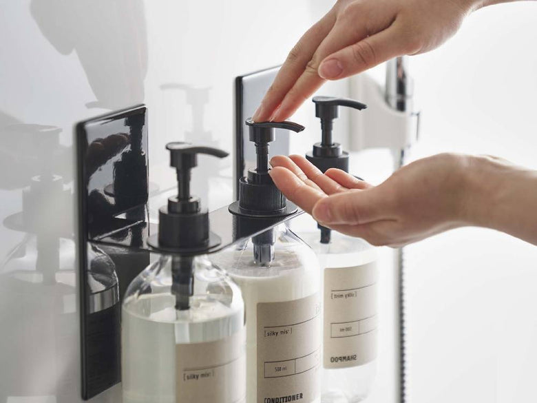 洗面台に設置されたタワー型マグネットソープディスペンサー