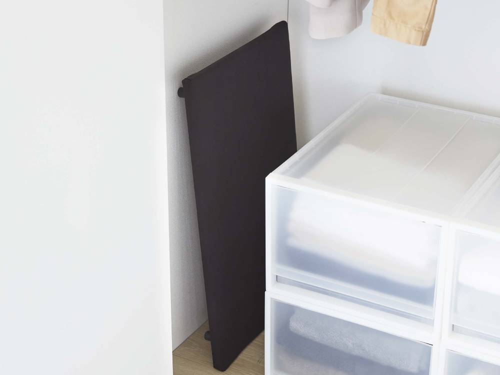 タワーブランドの卓上脚付き平型アイロン台が棚に配置されている