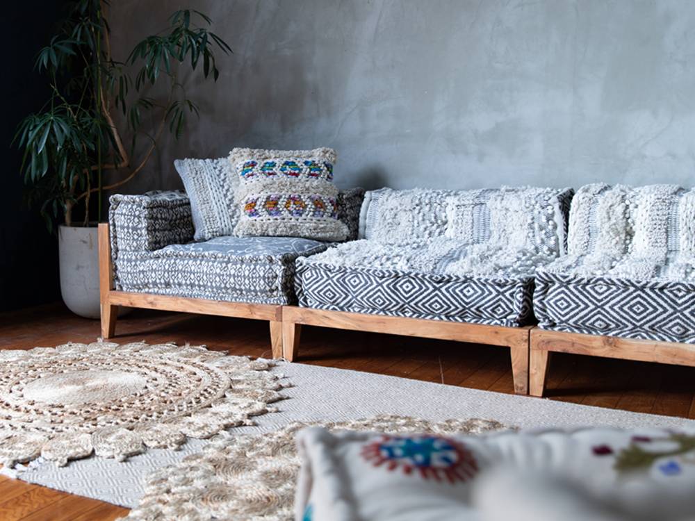 青いソファとクッションが配置されたリビングルーム