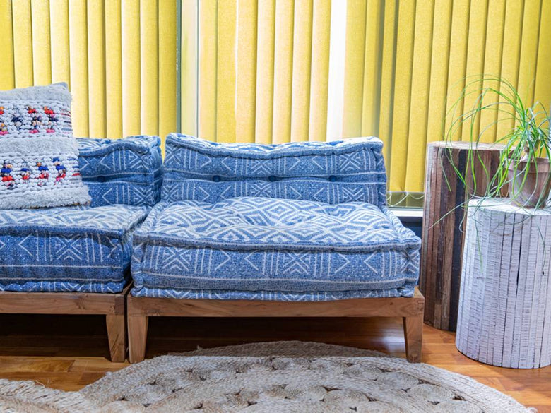 青いブロックマルチソファとクッションが配置されたリビングルーム