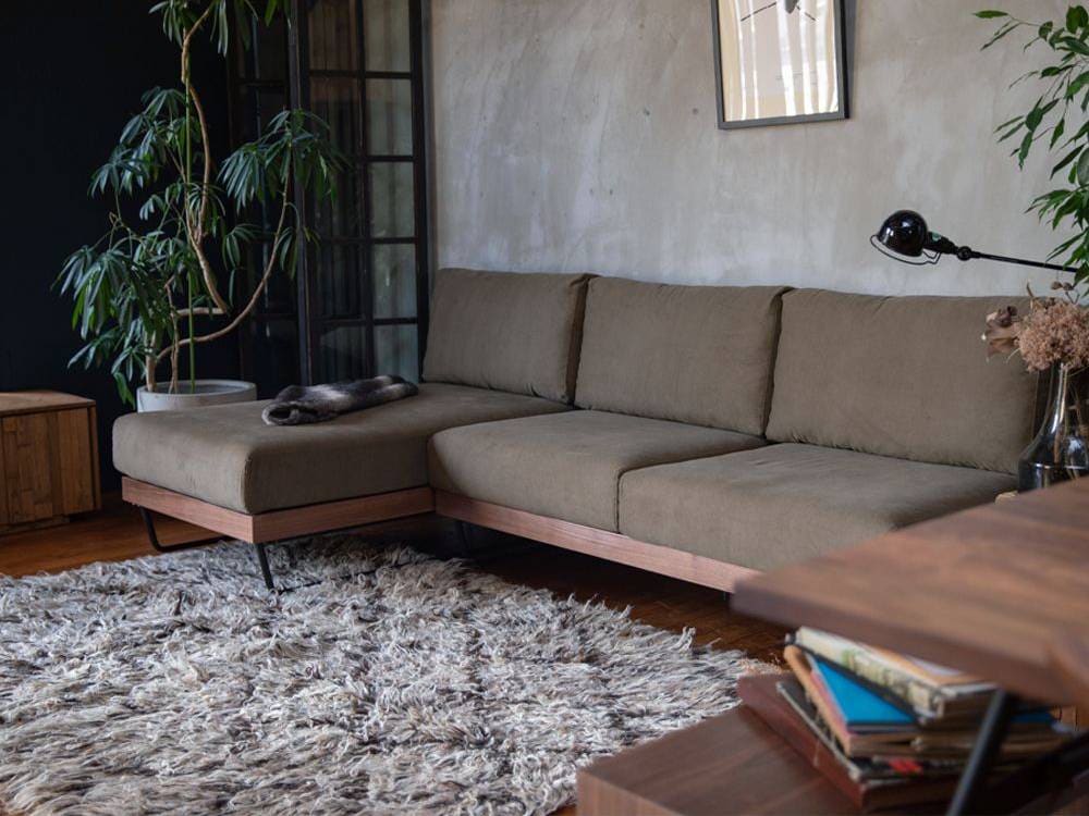 ウォルナットフレームのウェルメソファとリビング家具