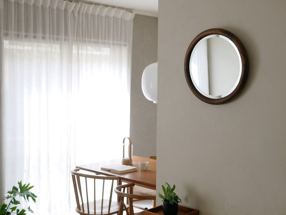 NOWHERE LIKE HOME製オーク無垢材のラウンドミラー。シンプルで温かみのある天然木フレームが特徴的な壁掛け用鏡。中央に大きな鏡が配置され、紐が付属しています