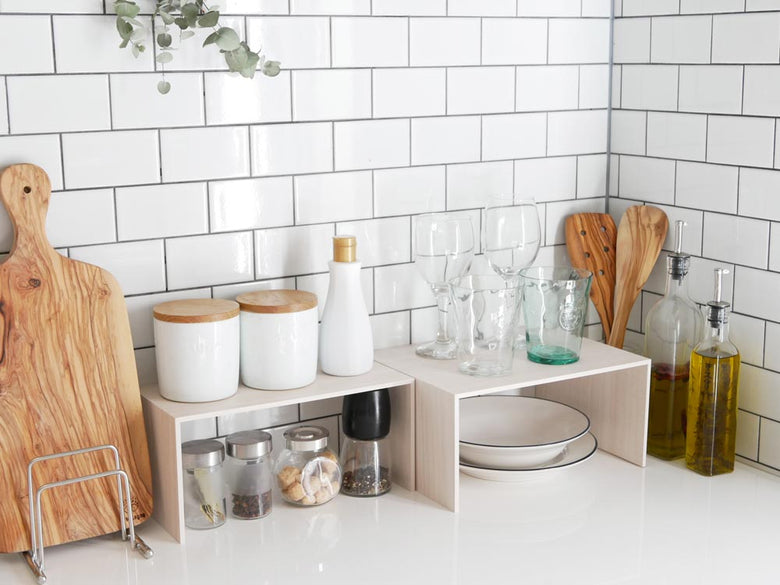 ライクイット プラスラックに食器やキッチン用品が並ぶ棚