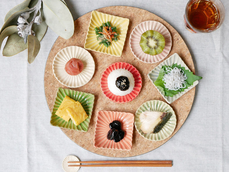 俊峰陶苑の手作り陶器「花あかり 丸小皿」。自然な色合いと丸みを帯びた形状が特徴の約90mm径の小皿