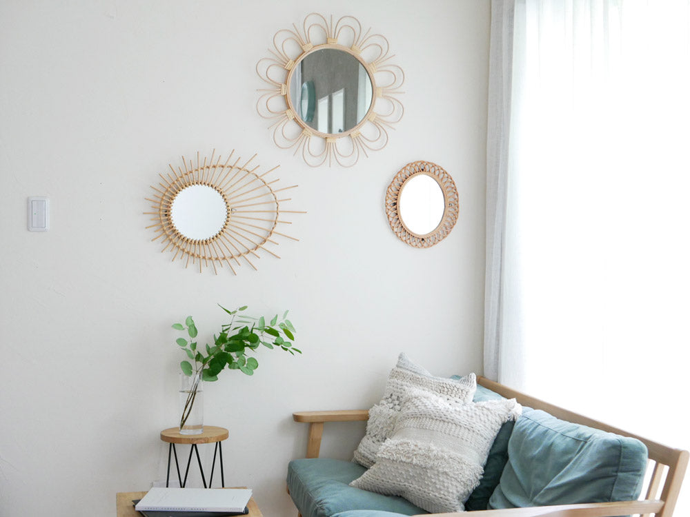 ラタンミラーが配置されたスタイリッシュなリビングルーム