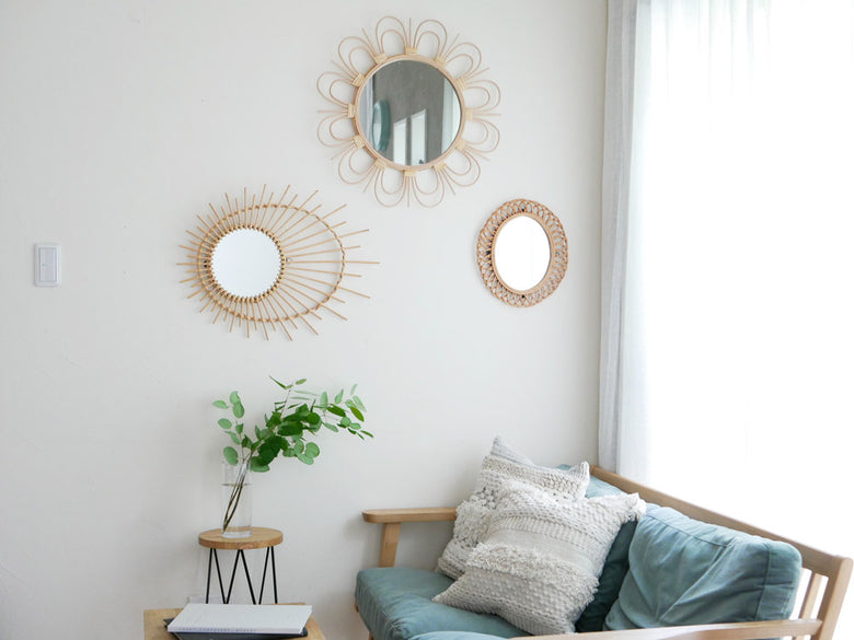 ラタンミラーが配置されたスタイリッシュなリビングルーム