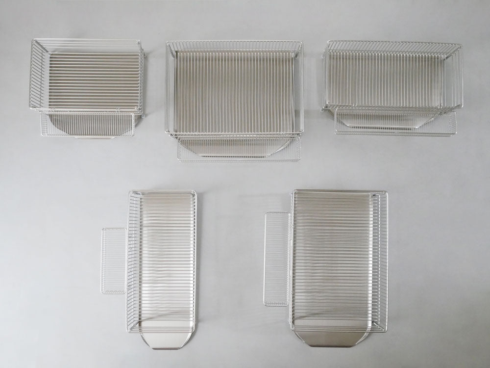 la baseの日本製18-8ステンレス製水切りかご3点セット。縦置き小型、縦置き大型、ステンレスポケット、シリコーンゴム足付き。キッチンで食器を効率的に乾かすためのデザイン