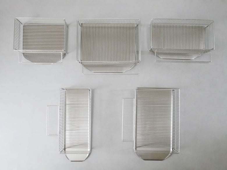 la baseの日本製18-8ステンレス製水切りかご3点セット。縦置き小型、縦置き大型、ステンレスポケット、シリコーンゴム足付き。キッチンで食器を効率的に乾かすためのデザイン