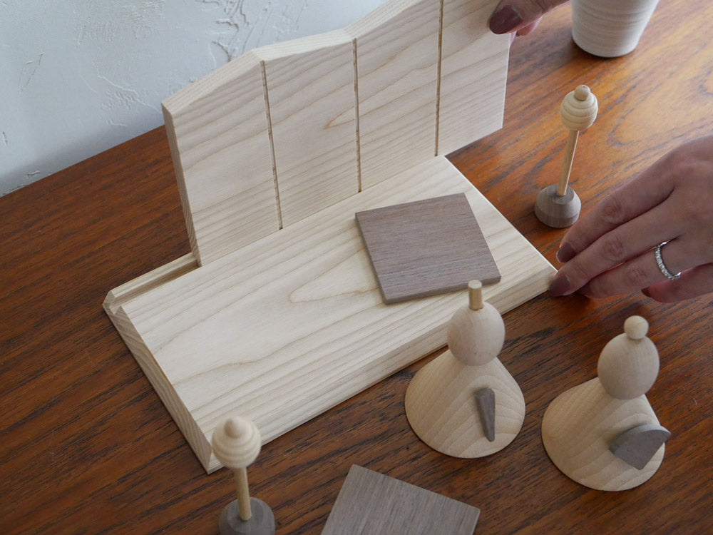 P.F WORK SHOPのオヒナサマ木製人形セット。高さ12.5cm、横22cmの伝統的な雛人形と台座が組み合わさったインテリア装飾品。